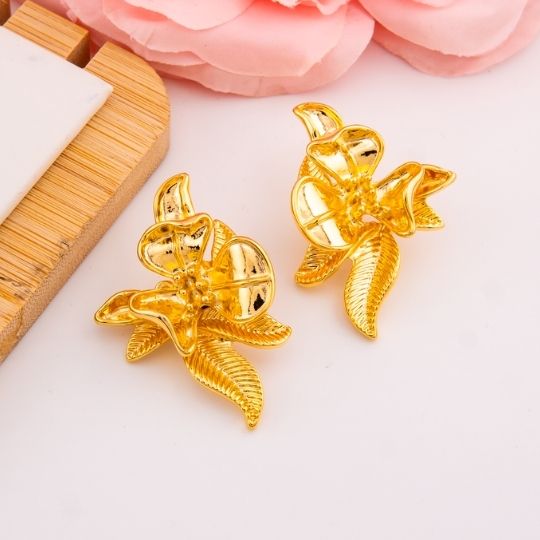 Aretes solidos de flor baño 18k