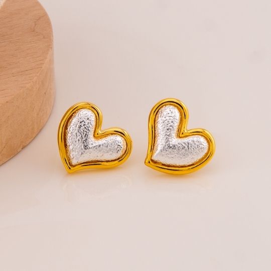Aretes stud de corazon doble tono baño 18k