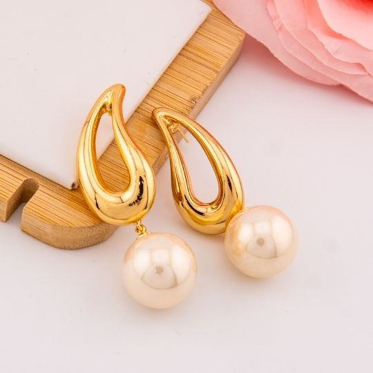 Aretes colgantes con perlas baño 18k