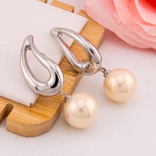 Aretes colgantes con perlas baño 18k plat