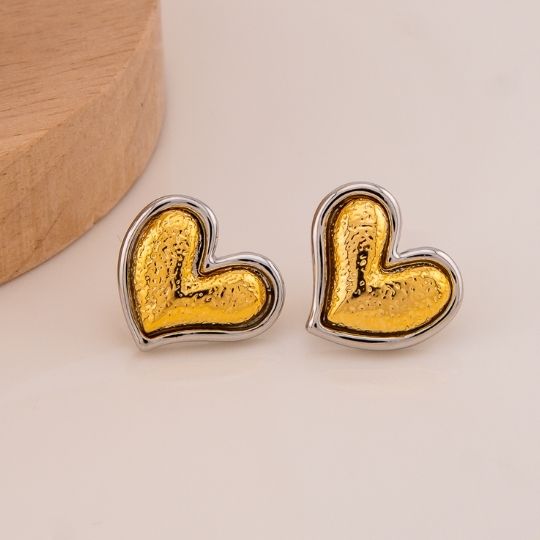 Aretes stud de corazon doble tono baño 18k