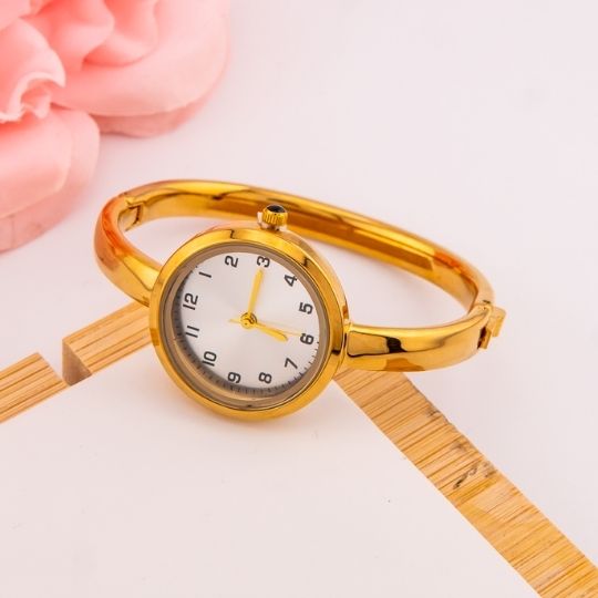 Reloj vintage redondo estilo brazalete en acero inoxidable