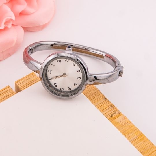 Reloj vintage redondo estilo brazalete en acero inoxidable