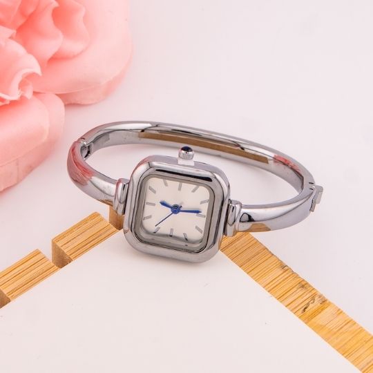 Reloj vintage cuadrado estilo brazalete en acero inoxidable