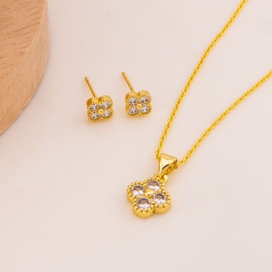 Aretes y dije de trebol con zirconias baño 18k