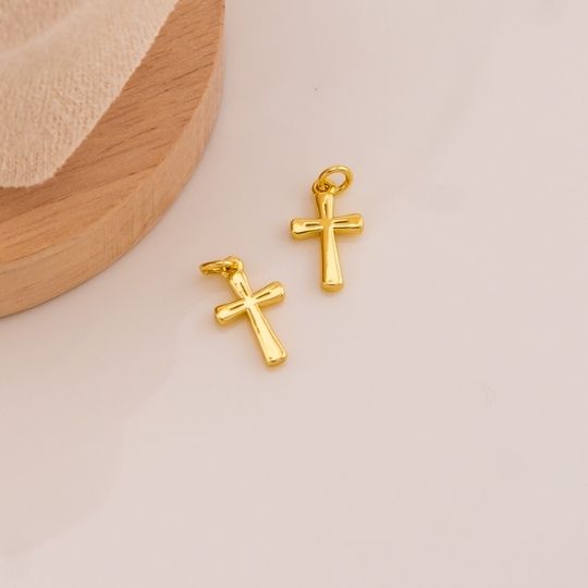 Dije religioso de cruz en baño 18k