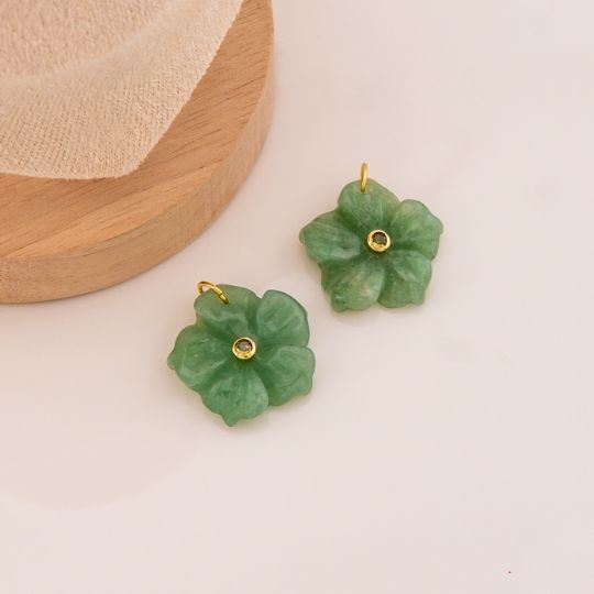 Dije de flor en piedra natural baño 18k