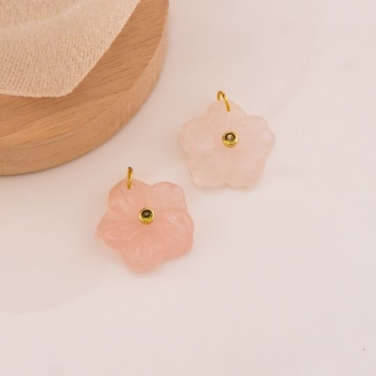 Dije de flor en piedra natural baño 18k