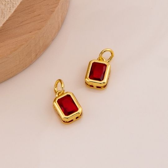 Dije de zirconia cuadrado rojo baño 18k