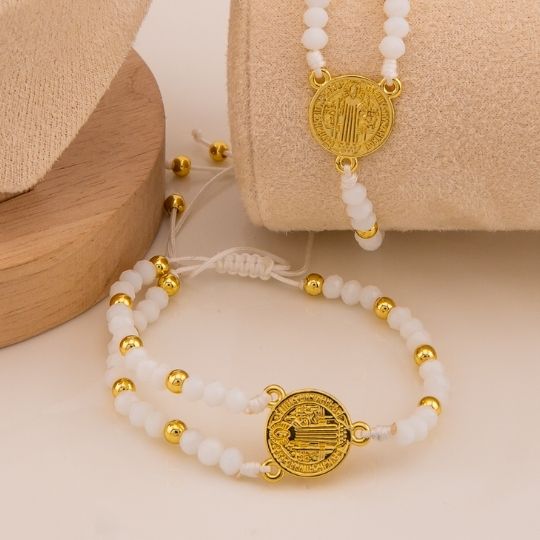 Pulsera de cristales ajustable con medalla religiosa baño 18k