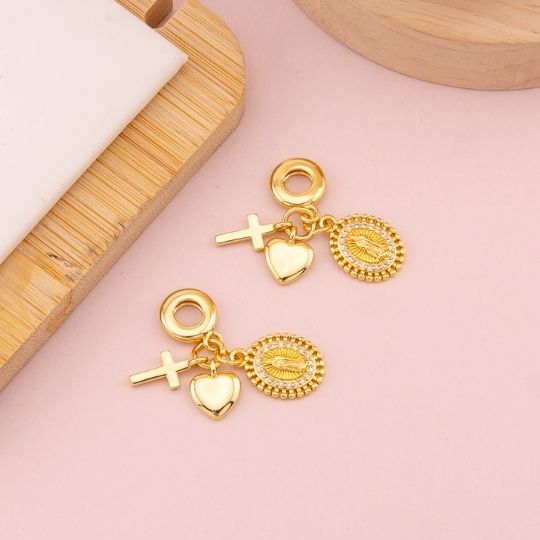 Charm religioso con tres colgantes baño 18k