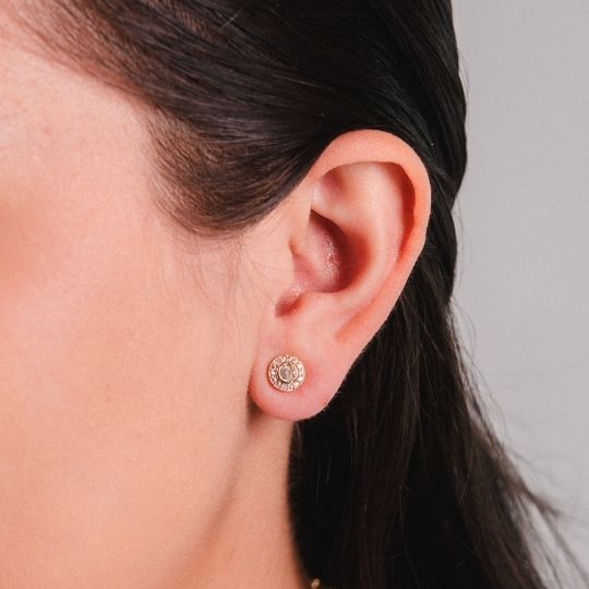 Aretes stud redondos con zirconias baño 18k