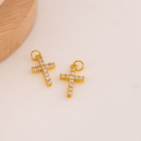 Dije religioso de cruz en micropave