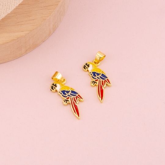 Dije guacamaya esmaltado baño 18k