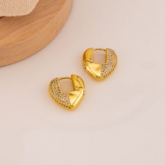 Argollas en forma de corazon con zirconias baño 18k