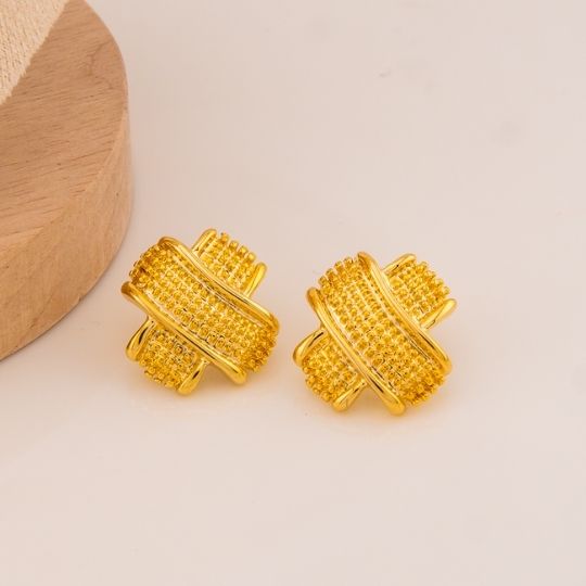 Aretes stud solidos en forma de X baño 18k