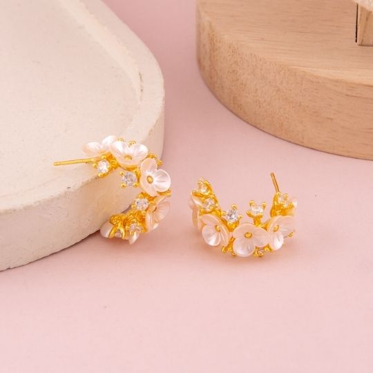Argollas con flores rosados baño 18k