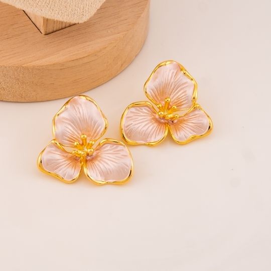 Aretes stud de flor rosado baño 18k