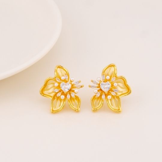 Aretes stud de flor esmaltados baño 18k