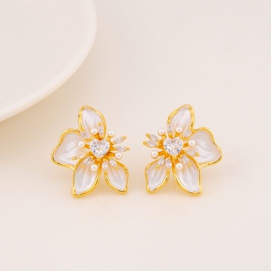 Aretes stud de flor esmaltados baño 18k