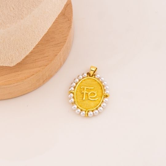 Dije medalla religiosa FE con perlas baño 18k