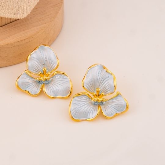 Aretes stud de flor azul baño 18k