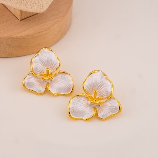 Aretes stud de flor blanco baño 18k
