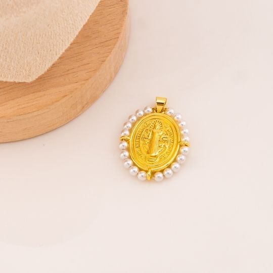 Dije medalla religiosa de San Benito con perlas baño 18k