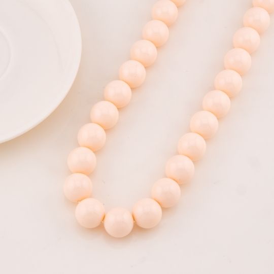 Collar bola chicle color piel en concha nacar 14mm baño 18k