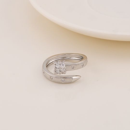 Anillo ajustable de clavo con zirconias baño 18k