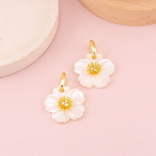 Dije de flor concha nacar con micropave