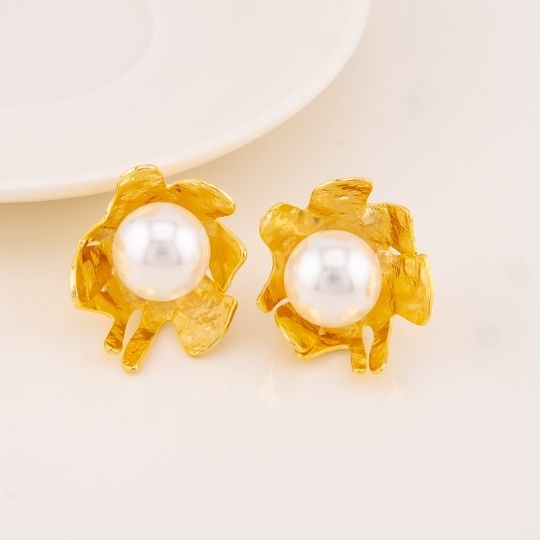 Aretes stud de flor con perla baño 18k