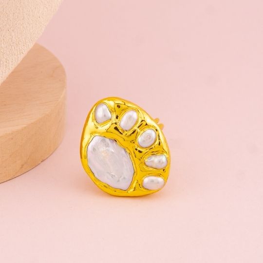 Anillo ajustable de perla barroca engastado en goldfilled