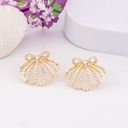 Aretes stud de almejas con perlas y zirconias baño 18k
