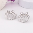 Aretes stud de almejas con perlas y zirconias baño 18k plat