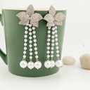 Aretes colgantes de flor con zirconias y perlas baño 18k