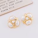 Arete en foma de flor dorado con perlas y baño de 18k