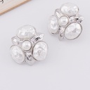 Arete en foma de flor plateado con perlas y baño de 18k