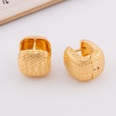 Aretes Stud clasico solido color dorado baño 18k