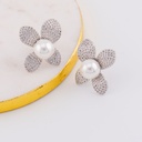 Aretes en forma de flor con zirconias y perlas baño 18k, plateado