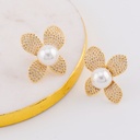 Aretes en forma de flor con zirconias y perlas baño 18k, dorado