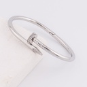 Pulsera estilo brazalete en forma de clavo con zirconias baño 18k