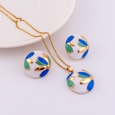 Aretes y collar con cadena en acero con decorado de flor esmaltado baño 18k