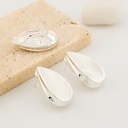Aretes stud gota cepillado patente omega y baño 18k pin de plata