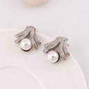 Aretes stud con perlas y zirconia baño 18k