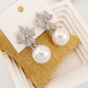 Aretes flor con zirconias y perlas  baño 18k