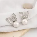 Aretes stud mariposa con zirconias y perlas baño 18k plateado