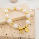 Pulsera elastica con dijes de cruz, medalla religiosa y perlas baño 18k