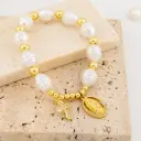 Pulsera elastica con dijes de cruz, medalla religiosa y perlas baño 18k