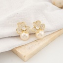 Aretes stud flor con zirconias y perlas baño 18k